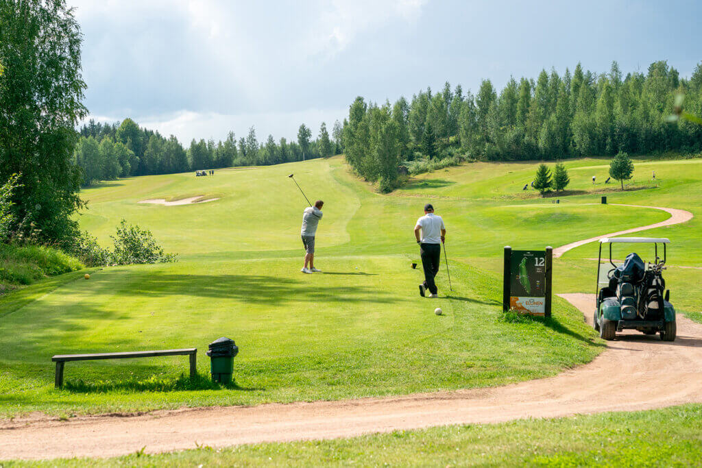 Himos Golfin täysimittaisella kentällä väylällä 12 kaksi pelaajaa.