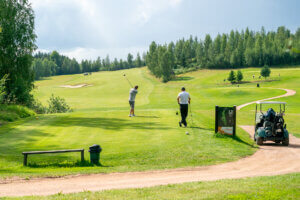 Himos Golfin täysimittaisella kentällä väylällä 12 kaksi pelaajaa.