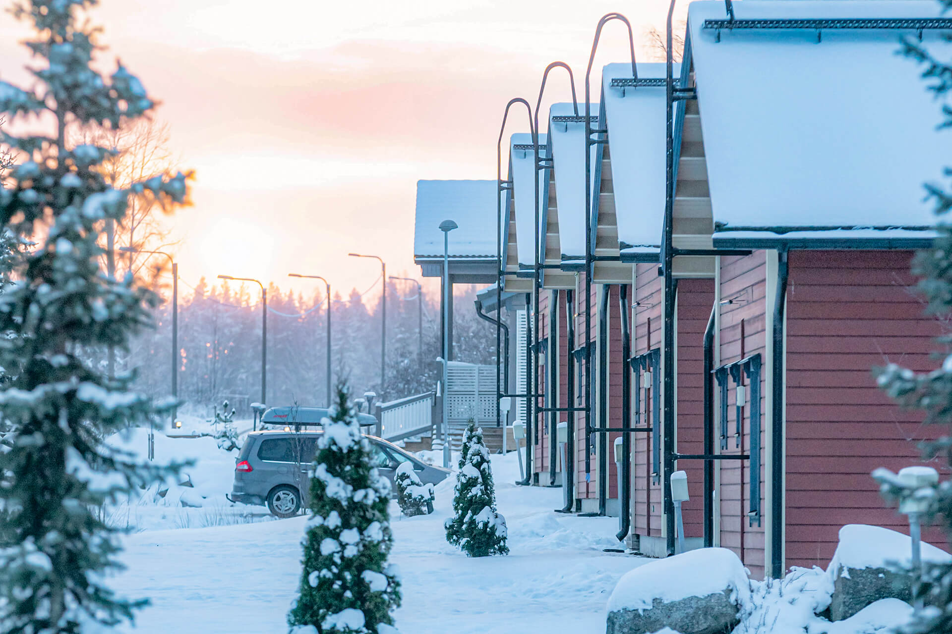 Talvisia vuokramökkejä Himoksella auringonlaskun aikaan.