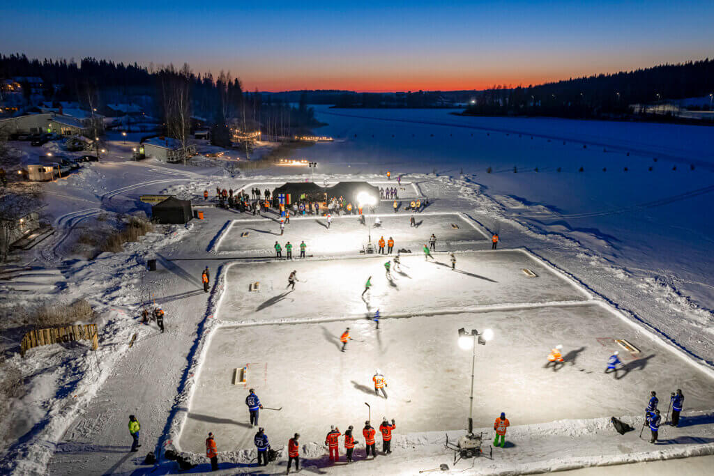Himos Pond Hockey järjestetään Himoksella Patalahden luonnonjäällä helmikuussa.