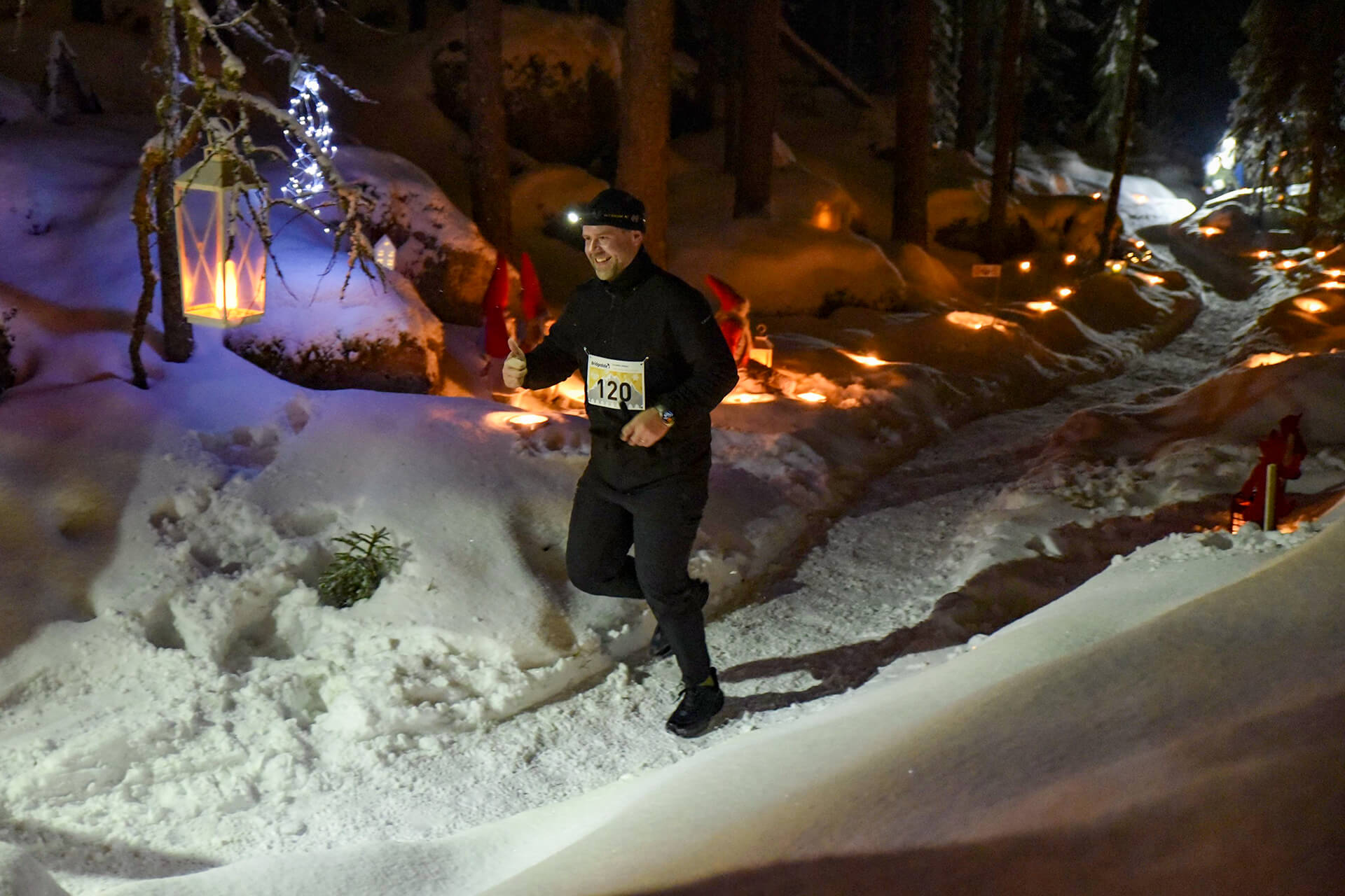 Himos Winter Trailin ehdoton elämys on polkujuoksu pimeässä, tulin valaistuissa metsissä.