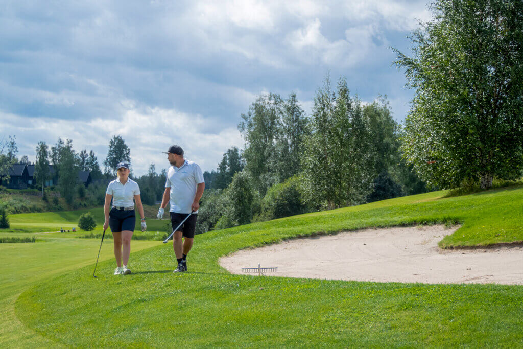 Pelaajat kävelee Himoksen golfkentällä.