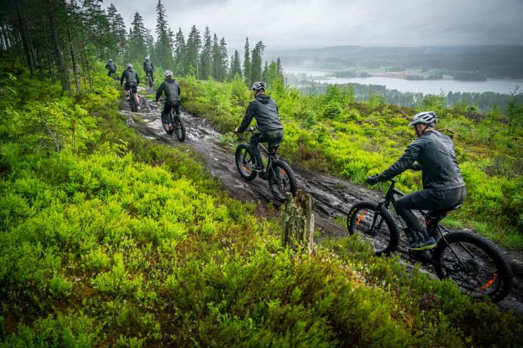 Fatbike-pyöräilijöitä Himoksella.
