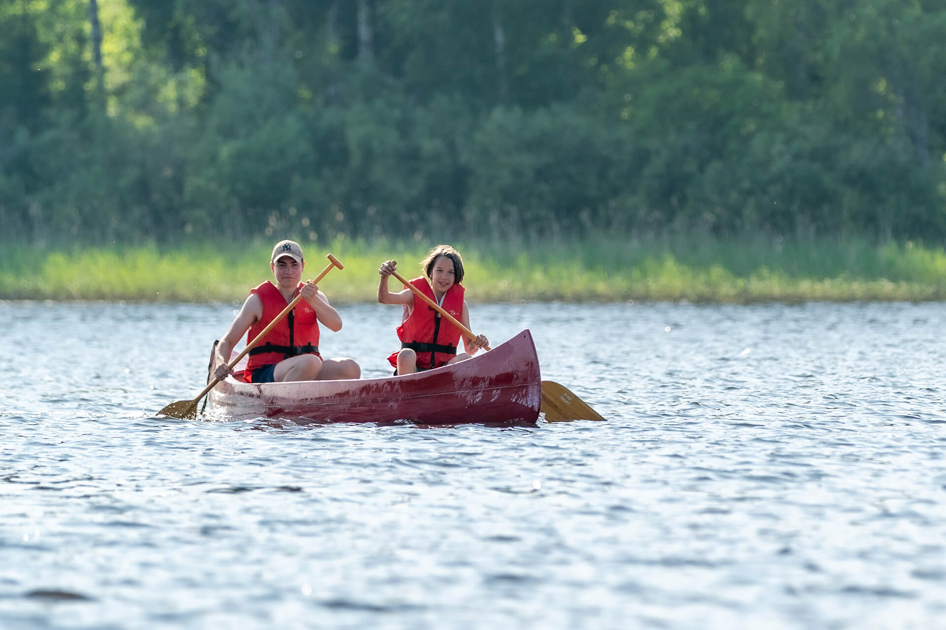 Ihmisiä nauttimassa kanootilla Patalahdella Himoksen alueella.