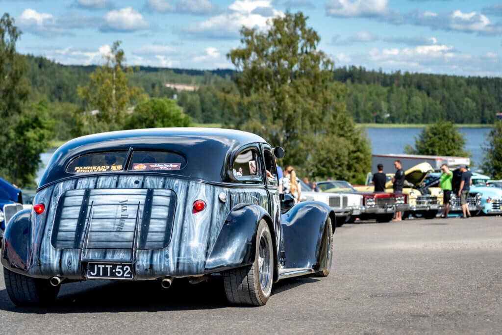 Kiiltävä amerikanrauta Classic Garage Himos Meeting -tapahtumassa.