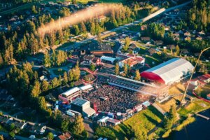 Himos Park tapahtuma-alue ylhäältä kuvattuna, kenttä täynnä ihmisiä.