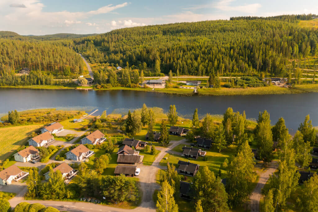 Ilmakuva Himoksen Honkarannasta, jossa näkyy Patalahti ja syksyinen iltamaisema.