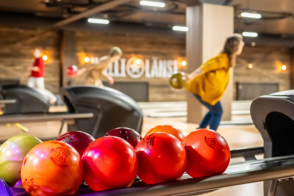 Keilapalloja ja taustalla keilaajia Himoksen Willi Länsi -huvikeskuksen keilahallissa.