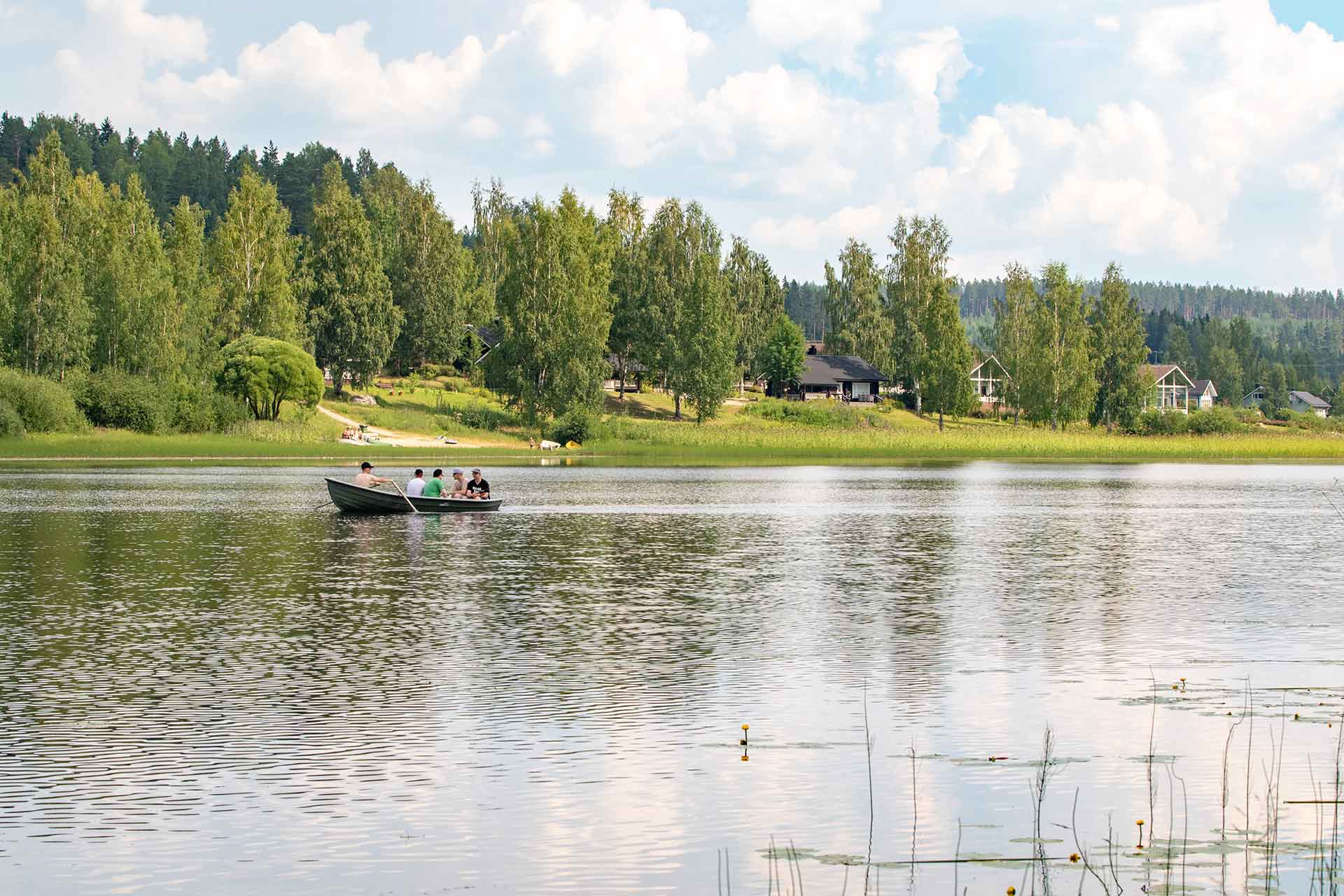 Vene täynnä ihmisiä soutamassa Himoksella kesällä.