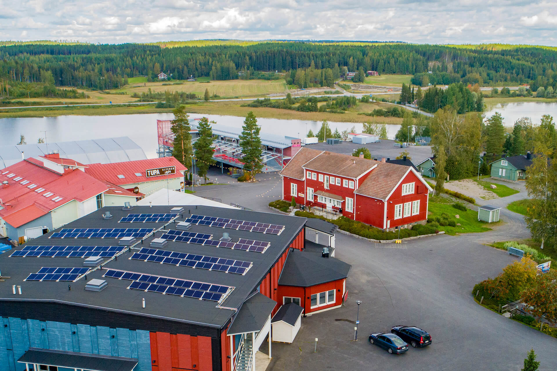 Kokouskeskus Koulu ilmakuvassa Himos Areenan, Tupa-ravintolan ja muun Himos Parkin alueen kanssa.