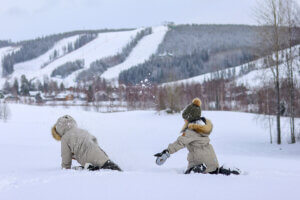 Lapset leikkivät lumessa ja taustalla näkyy Himoksen länsirinteet.