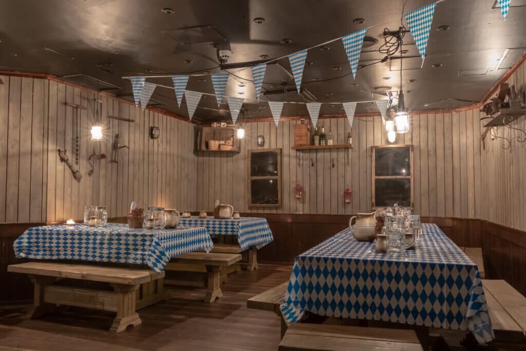 Siniruutuinen sisustus tyhjässä ravintolatilassa Octoberfest-tyyliin.