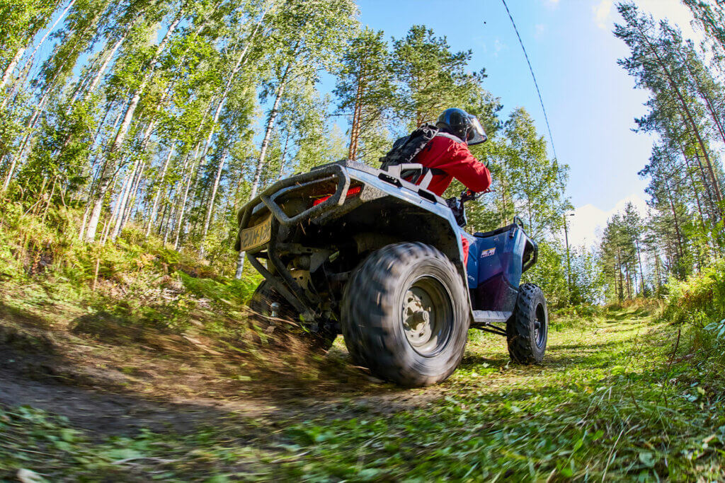 Mönkijäajelua metsäreitillä.