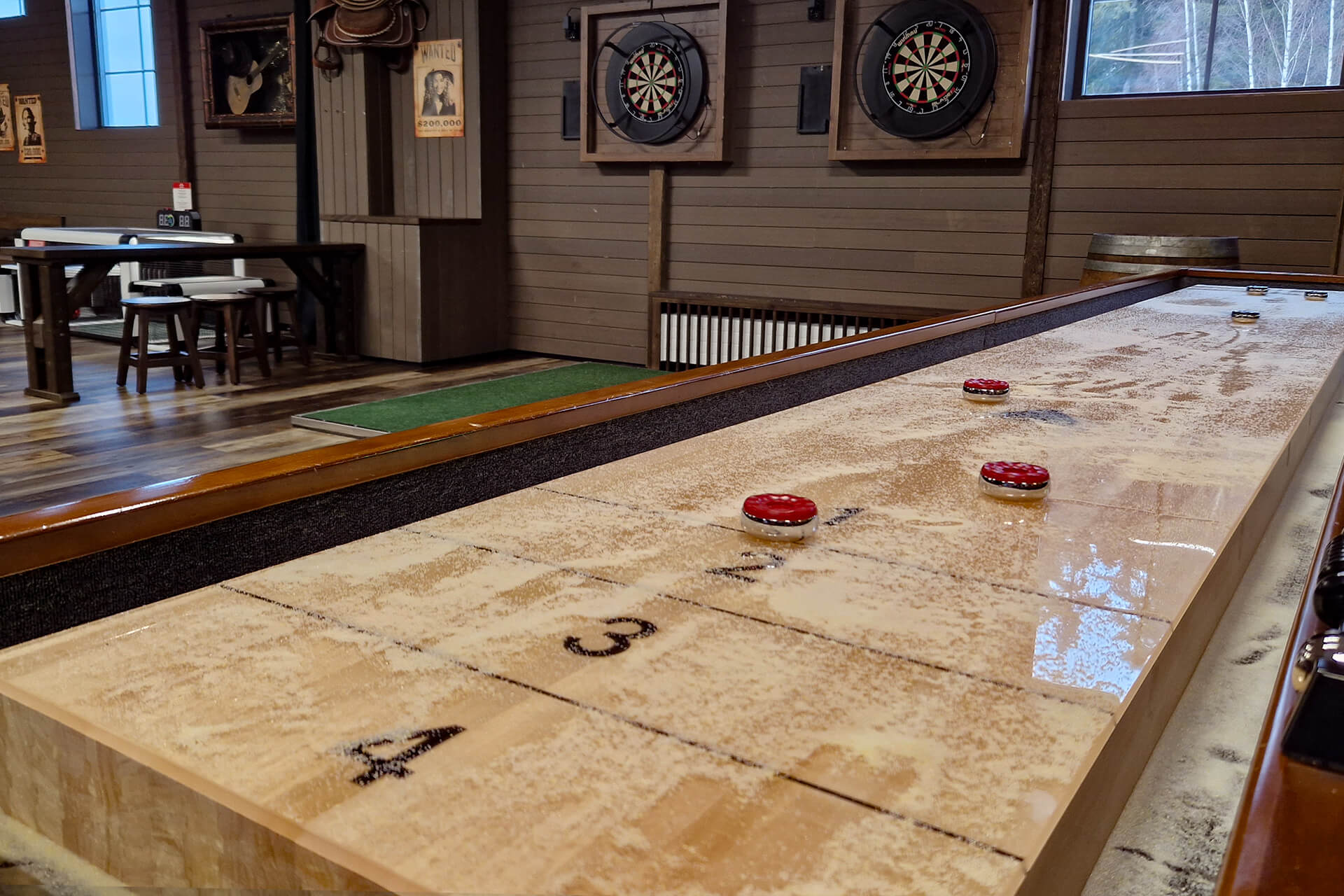 Pöytäcurling Himoksen Willi Länsi -huvikeskuksessa.