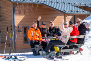 Keväistä afterski tunnelmaa rinneravintolassa.