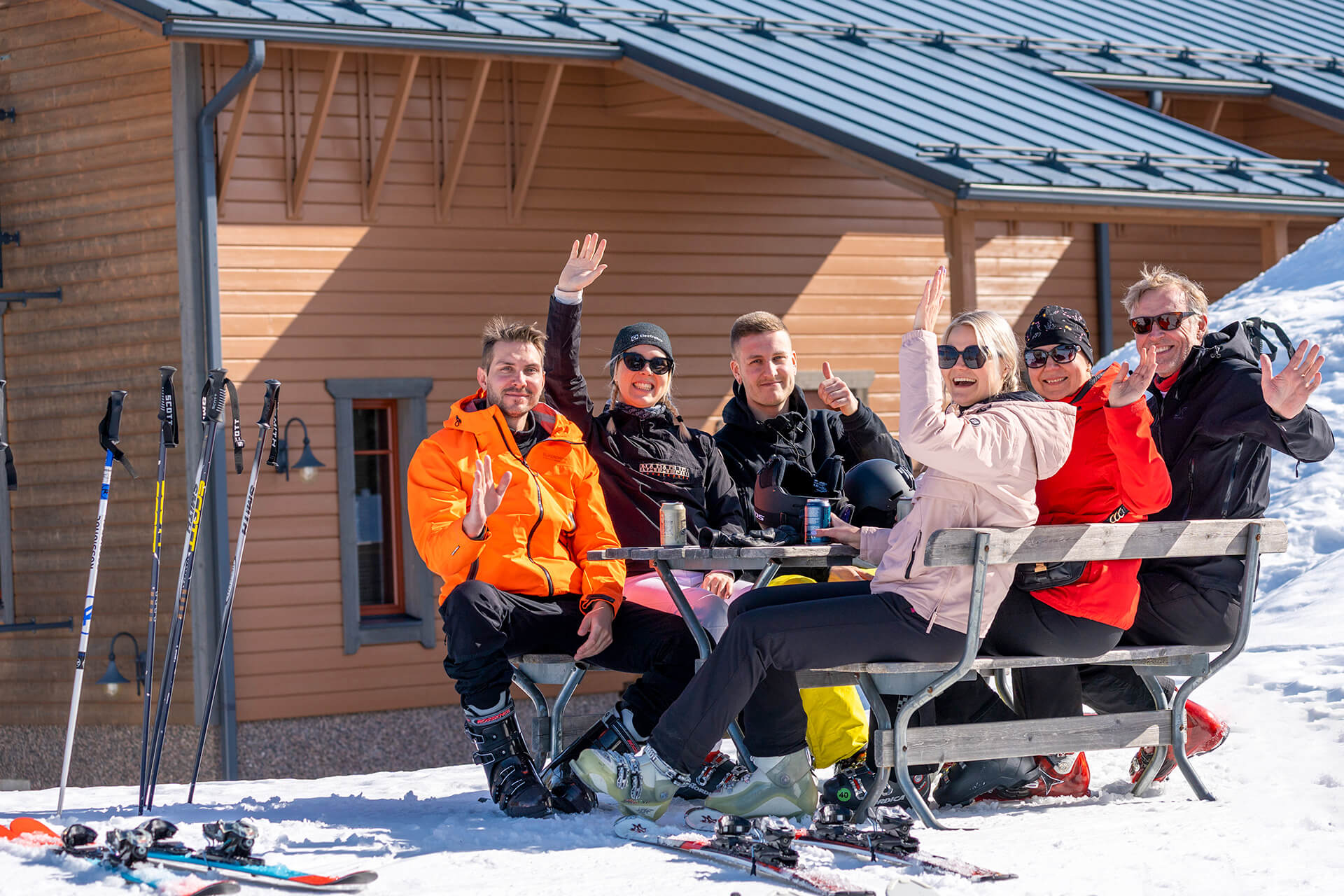 Keväistä afterski tunnelmaa rinneravintolassa.