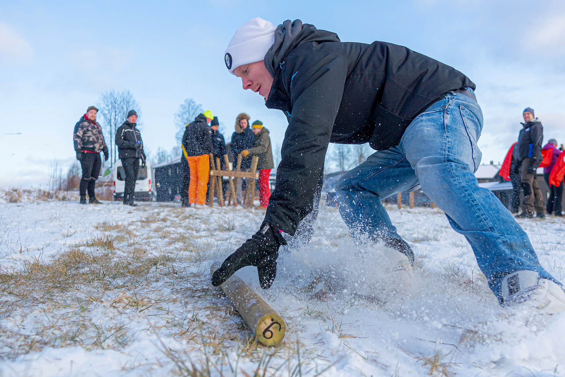 Joukkuekisailijoita Himoksen maisemissa.