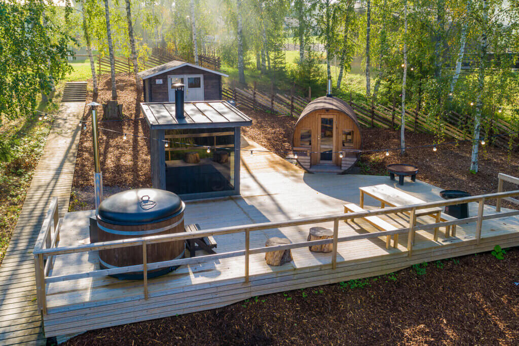 Himoksen Saunapihalla on Savusaunan ja Rantasaunan lisäksi maisemasauna sekä tynnyrisauna.