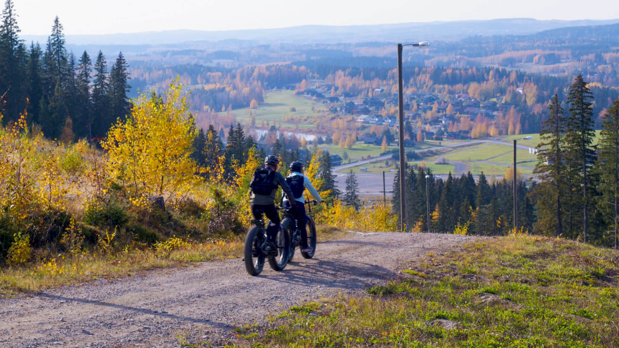 Fatbike-pyöräilijät syksyisessä Himoksen maastossa.