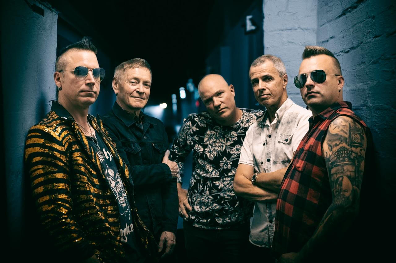 Areenalla esiintyy kahdella legendaarisella Hurriganes-kitaristilla varustettu Black Devils feat. Ile Kallio & Janne Louhivuori.