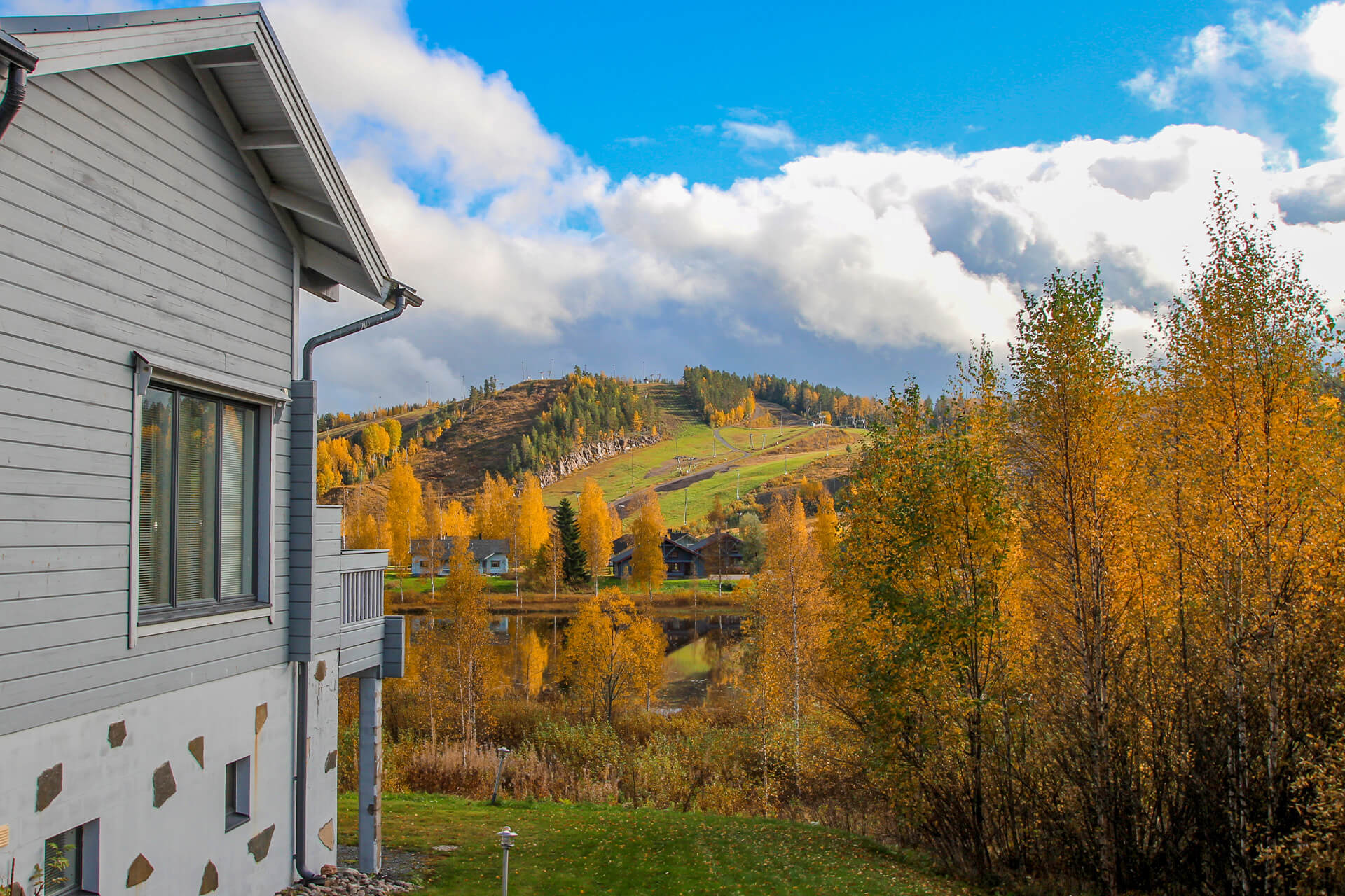 Villa Vallaton ja syksyistä maisemaa Himoksella.
