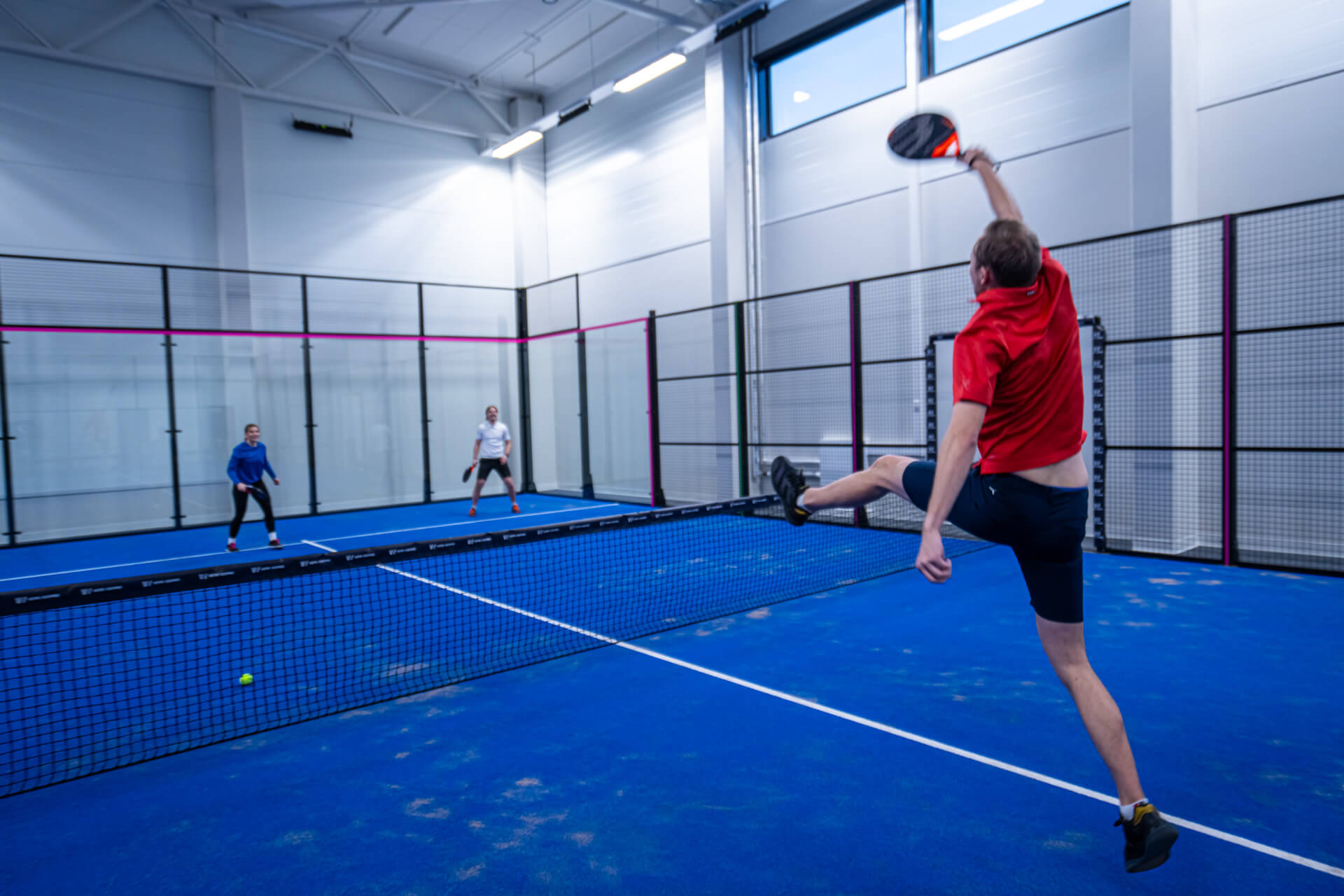 Padelpelit käynnissä Willin Lännen padelhallissa.