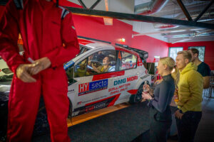 Willin Lännen Simulaattorimaailman simulaattoreissa pääset ajamaan ihan oikealla ralliautolla.